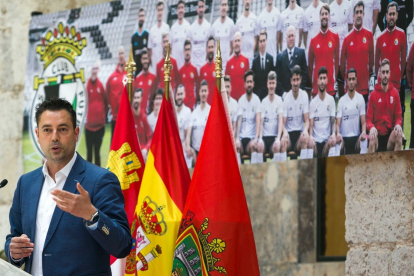 El alcalde de Burgos, Daniel de la Rosa, interviene en un acto público del Burgos CF. SANTI OTERO