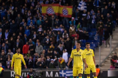 Los jugadores de Villarreal, tras encajar el gol del empate en el campo del Espanyol.-AFP / JOSEP LAGO
