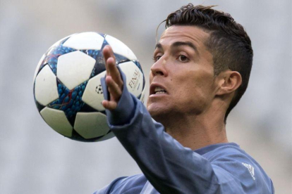 Cristiano Ronaldo, durante el entrenamiento de este martes en el Allianz Arena.-AFP / SVEN HOPPE