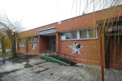 La antigua escuela, que cerró sus puertas en el año 2013, se ubica en la calle Juan de Padilla.-ISRAEL L. MURILLO