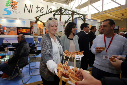 Degustación de torreznos sorianos en la Feria de Turismo de Interior, Intur-Ical