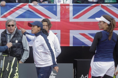 La capitana de Gran Bretaña Anne Keothavong señala a Nastase durante el partido de Copa Federación-AGENCIA