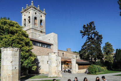 Alumnos de la Universidad de Burgos (UBU) durante un descanso entre clase y clase. / ISRAEL L. MURILLO