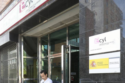 Burgos cuenta con ocho oficinas de empleo repartidas por la provincia, tres de ellas en la capital.-RAÚL G. OCHOA