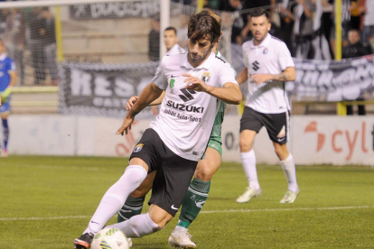 Andrés regresó al lateral derecho después de perderse el choque ante la Arandina por sanción.-ISRAEL L. MURILLO