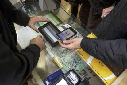 Pruebas del sistema de pago con móvil en un comercio realizadas en Burgos en 2013.-SANTI OTERO