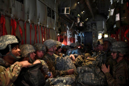 Trump  aseguró que podría enviar hasta 15 000 militares a la frontera con Mexico ante la llegada de una caravana con miles de inmigrantes que se originó en Honduras y que ahora cruza México en dirección al territorio estadounidense.-EPA/DVIDS