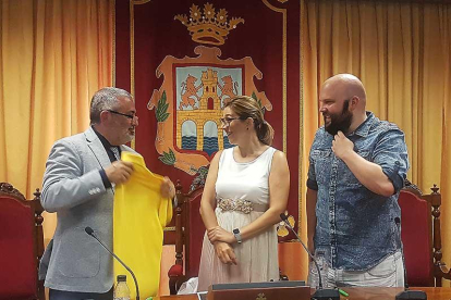 El subdelegado de Gobierno (izq.)celebra la iniciativa 016 del Villa de Aranda junto a la alcaldesa.-L. V.