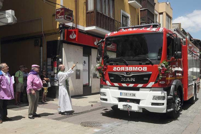 El sacerdote bendijo todos los vehículos que desfilaban, entre ellos el nuevo camión de los bomberos voluntarios de Briviesca.-G.G.