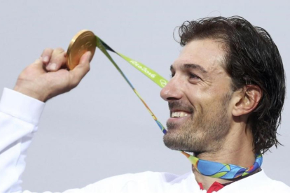 Fabian Cancellara muestra la medalla de oro.-REUTERS / MATTHEW CHILDS