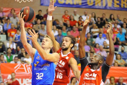Jaramaz fuerza la penetración en el partido ante el Murcia.-ACB PHOTO