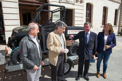 El alcalde de la Diputación, César Rico, entrega las llaves de un vehículo de montaña para bomberos al alcalde de Pradoluengo, Antonio Miguel Araúzo. TOMÁS ALONSO