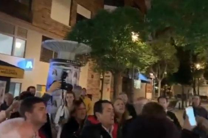 Pelea entre miembros del PP y PSOE en la pegada de carteles de Alcorcón.-YOUTUBE