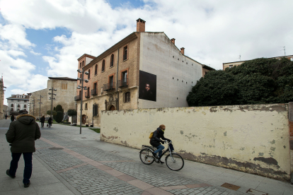 Palacio de Castilfalé y solar aledaño donde se ubicará la ampliación. TOMÁS ALONSO