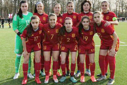 Iria Castro -de pie segunda por la derecha- ha jugado como titular los tres partidos de España en Inglaterra-ECB