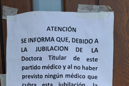 Cartel instalado por el propio médico que se ha jubilado y avisando a sus pacientes que no hay medico.