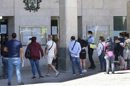 Un grupo de personas espera su turno para acceder a realizar gestiones al Ayuntamiento. RAÚL G. OCHOA