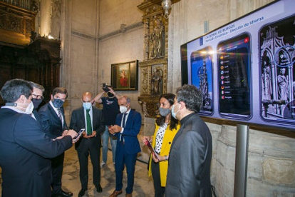 Los responsables del Cabildo de la Catedral, la Fundación Ibercaja y la Fundación Cajacírculo, durante la presentación de la nueva app que sustituye a las audioguías. TOMÁS ALONSO
