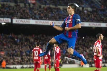 Suárez festeja su gol al Sporting en el Camp Nou.-JORDI COTRINA