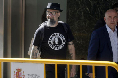El cantante de Def Con Dos, César Strawberry, a su llegada a la Audiencia Nacional para declarar tras ser detenido en la Operación Araña 3.-JOSE LUIS ROCA