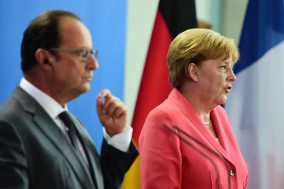 Merkel y Hollande en la comparecencia posterior a su encuentro de este lunes en Berlín.-Foto: AFP / JOHN MACDOUGALL