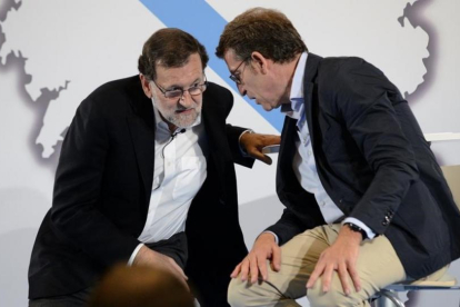 Mariano Rajoy y Alberto Núñez Feijóo, en un acto del PP en Ourense.-EFE / BRAIS LORENZO