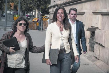 Anna Vidal (centro), el pasado abril, antes de declarar en el Tribunal Superior de Justícia de Catalunya.-