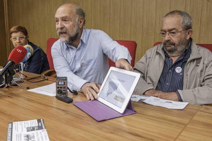 En el centro, Juan Antonio Ayllón, durante la rueda de prensa.-SANTI OTERO
