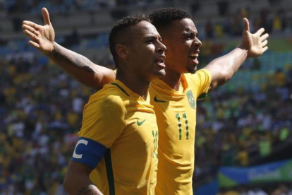 Neymar y Gabriel Jesus celebran uno de los seis goles ante Honduras en Maracaná.-EFE / JAVIER ETXEZARRETA