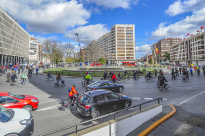Los ciclistas dieron vueltas a la Plaza de España provocando cortes en el tráfico. ISRAEL L. MURILLO