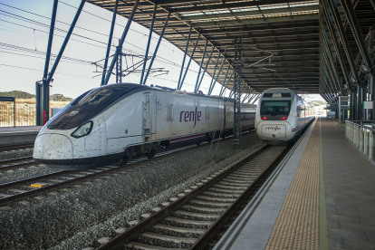 Un AVE de la serie 106 de Talgo y un Alvia en la estación Rosa Manzano, en vísperas del viaje inaugural. T. ALONSO