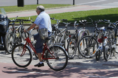 Un ciclista circula por el carril bici.-ISRAEL L. MURILLO