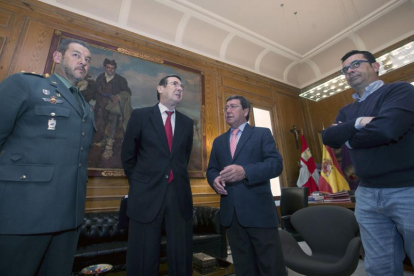 Francisco Javier Ara Cañizo y César Rico durante su primera toma de contacto para organizar los actos.-RAÚL G. OCHOA