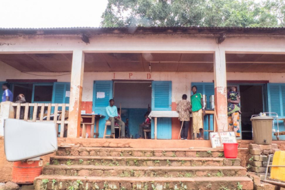 Entrada del área de pacientes en el hospital de Zemio.-INGA MEYER / MSF