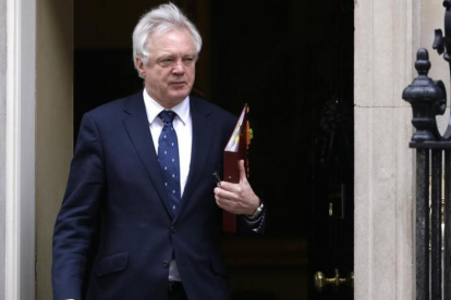 Davis sale de una reunión ministerial en el número 10 de Downing Street, en Londres, el 29 de marzo.-ALASTAIR GRANT