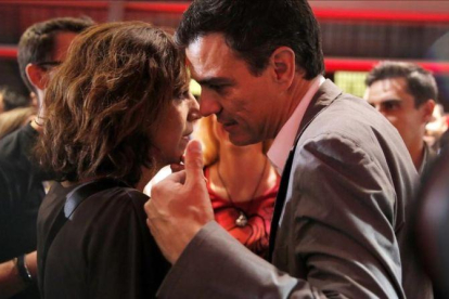 Irene Lozano y Pedro Sánchez, durante un acto del PSOE el  pasado noviembre.-JOSÉ LUIS ROCA