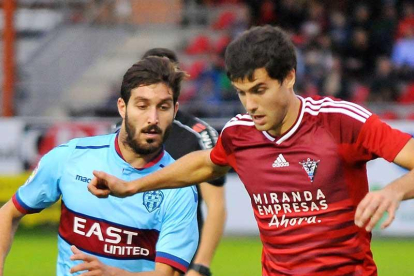 Néstor Salinas controla un balón ante la presión de un defensor del Levante en el duelo de ayer-Jose Esteban Egurrola