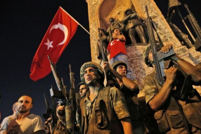 Soldados y partidarios del presidente Erdogán en la Plaza Taksim de Estambul.-AP / EMRAH GURAL