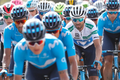 Alejandro Valverde, con el jersey blanco de la combinada, rodeado por sus compañeros del Movistar, durante la séptima etapa de la Vuelta. /-LA VUELTA / PHOTOGOMEZ SPORT