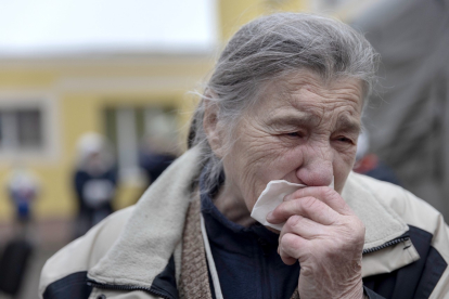 Una mujer llora en Ucrania en una imagen tomada por Alfonso Lozano.