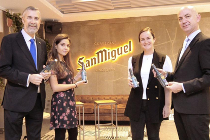 Sofía Sanz (segunda por la izquierda), ganadora del concurso 'La botella de San Miguel'.-ISRAEL L. MURILLO