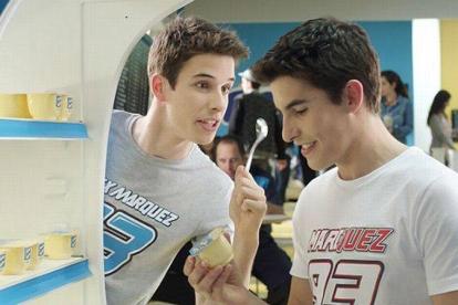 Marc y Álex Márquez, en el 'making of' del anuncio de natillas Danone.-