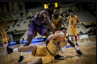 Clark lucha por un balón con Maciulis en el AEK-San Pablo disputado en el OAKA en noviembre de 2019. FIBA