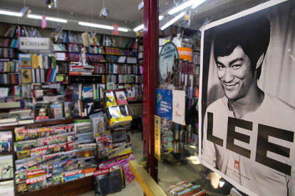Bruce Lee recibe a los clientes de la librería desde un cartel. TOMÁS ALONSO