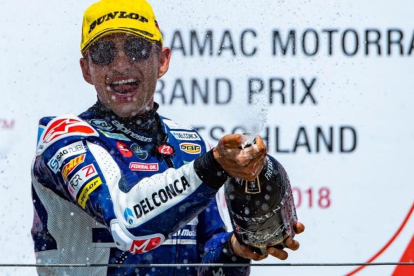El español Jorge Martin (Honda) celebra su quinta victoria de la temporada en el podio de Alemania.-AFP