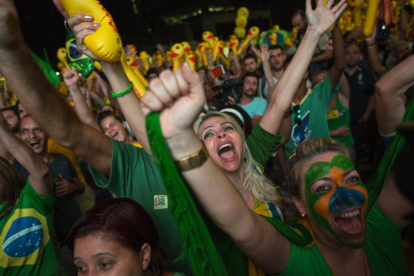 Detractores de Rousseff celebran en la calle el resultado de la votación en la Cámara de los Diputados, en Sao Paulo.-EFE / SEBASTIAO MOREIRA