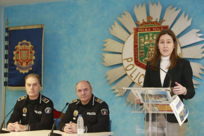 Gema Conde presentó el balance de 2015 de la Policía Local, junto con el intendente jefe, Fernando Sedano, y el Mayor de la Policía, Félix Ángel García.-RAÚL OCHOA