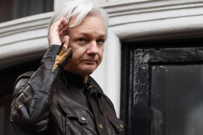 Imagen de archivo de Julian Assange en una comparecencia ante lo smedios en el balcón de la embajada de Ecuador en Londres en febrero del 2018.-JUSTIN TALLIS