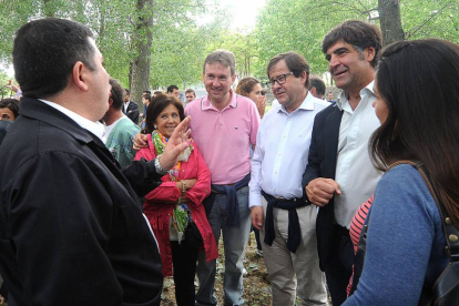 El presidente de la Hermandad de Peñas (izq.) charla con los populares.-ISRAEL L. MURILLO