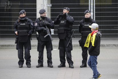 Agentes de policía armados, en los alrededores del estadio del Dortmund.-REUTERS / KAI PFAFFENBACH
